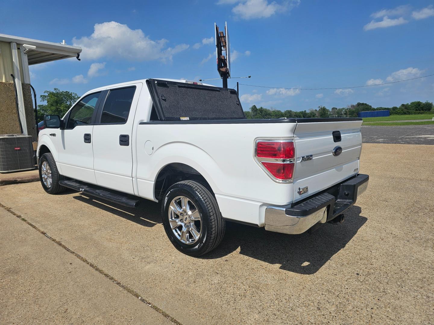 2013 WHITE Ford F-150 XLT SuperCrew 6.5-ft. Bed 2WD (1FTEW1CM2DF) with an 3.7L V6 DOHC 24V engine, 6-Speed Automatic transmission, located at 533 S Seven Points BLVD, Seven Points, TX, 75143, (430) 255-4030, 32.313999, -96.209351 - Photo#3